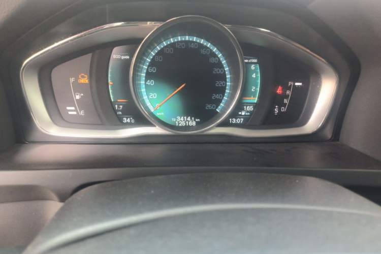 Used Volvo S60 2016 S60L T4 Zhiyuan Edition Odometer Close Up