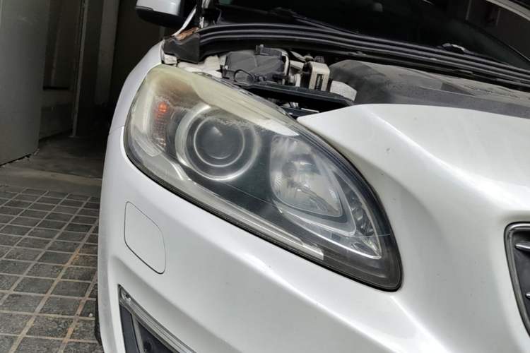 Used Volvo S60 2016 S60L T4 Zhiyuan Edition Right Front Headlight