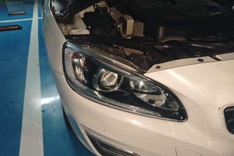 Used Volvo S60 2016 S60L T4 Zhiyuan Edition Right Front Headlight