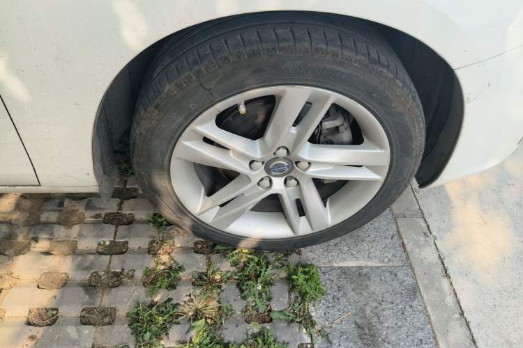 Used Volvo S60 2016 S60L T5 Intelligent Drive Edition Right Front Wheel Hub