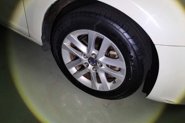 Used Volvo S60 2016 S60L T3 Smart Drive Edition Right Front Wheel Hub