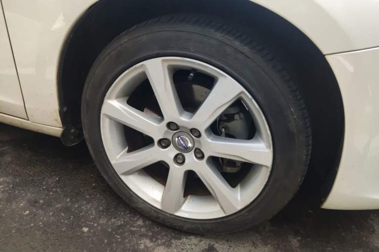 Used Volvo S60 2016 S60L T5 Intelligent Drive Edition Right Front Wheel Hub