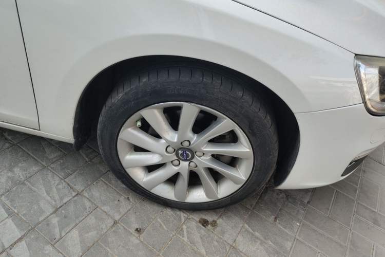 Used Volvo S60 2016 S60L T4 Zhiyuan Edition Right Front Wheel Hub