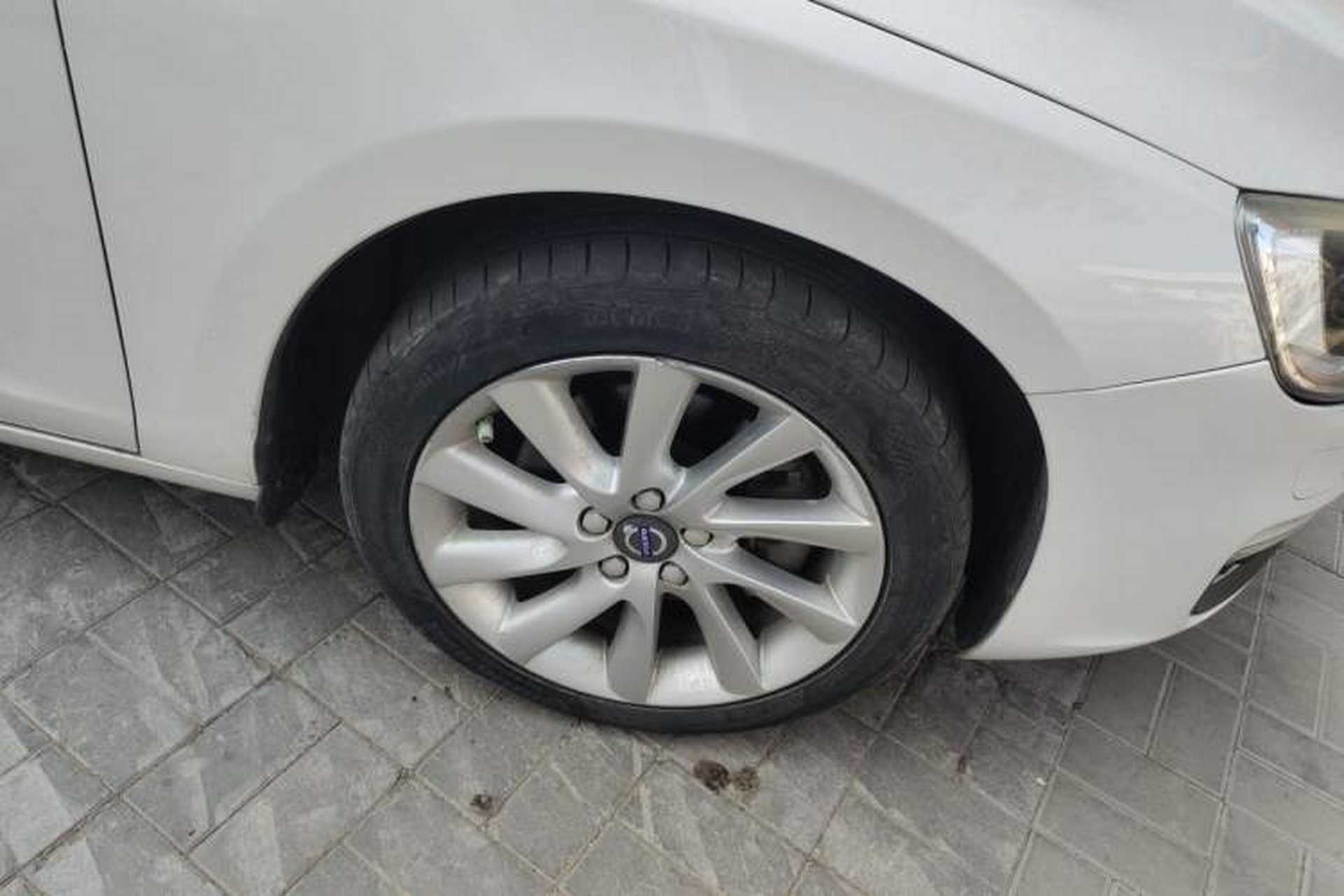 Used Volvo S60 2016 S60L T4 Zhiyuan Edition Right Front Wheel Hub