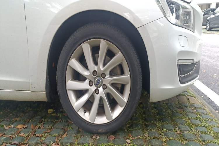 Used Volvo S60 2016 S60L T4 Zhiyuan Edition Right Front Wheel Hub