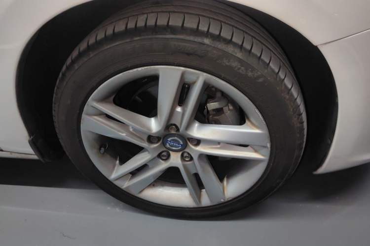 Used Volvo S60 2016 S60L T5 Intelligent Drive Edition Right Front Wheel Hub