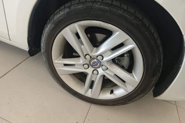 Used Volvo S60 2016 S60L T5 Intelligent Drive Edition Right Front Wheel Hub