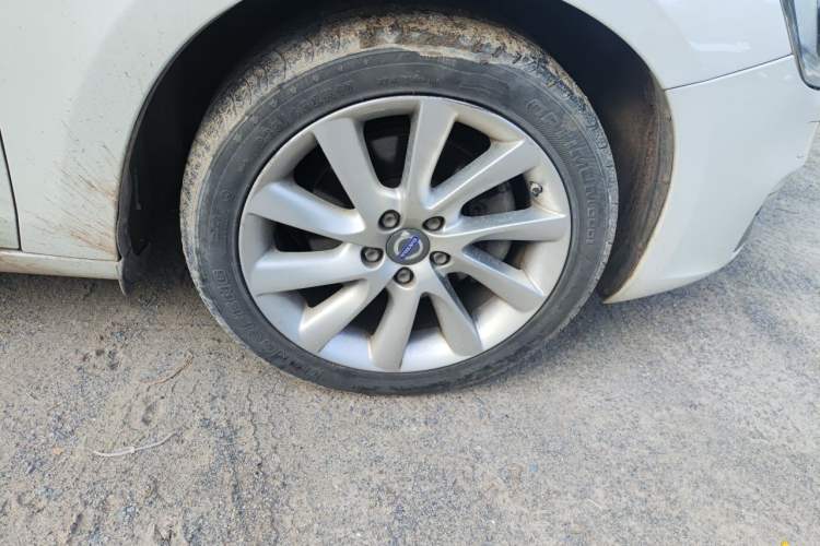 Used Volvo S60 2016 S60L T4 Zhiyuan Edition Right Front Wheel Hub