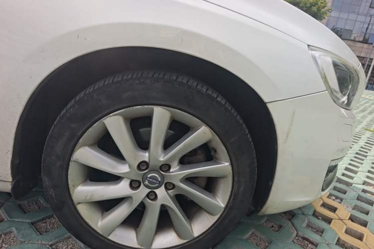 Used Volvo S60 2016 S60L T4 Zhiyuan Edition Right Front Wheel Hub