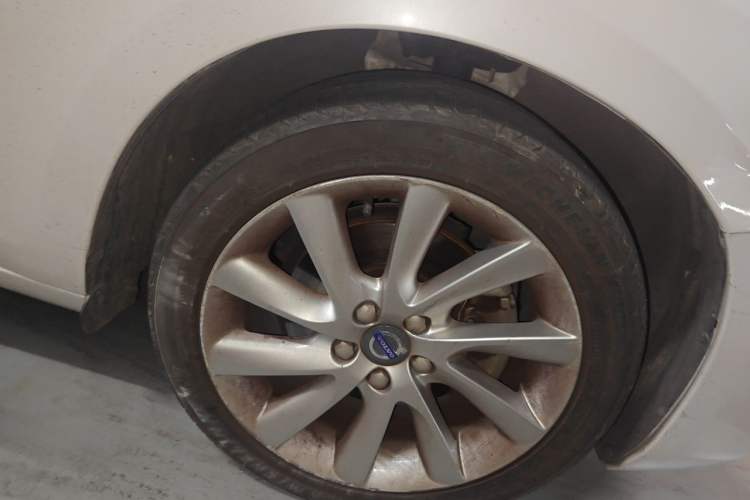 Used Volvo S60 2016 S60L T4 Zhiyuan Edition Right Front Wheel Hub