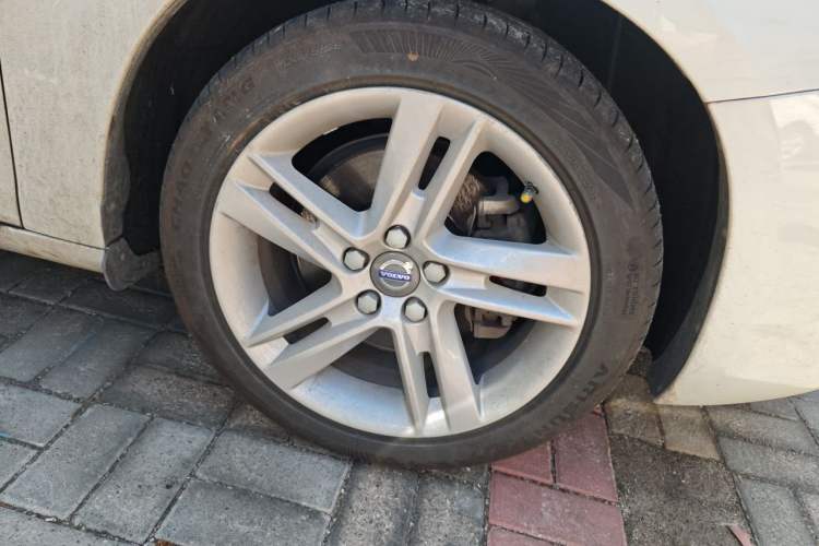 Used Volvo S60 2016 S60L T5 Intelligent Drive Edition Right Front Wheel Hub