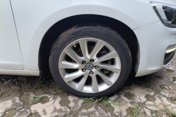 Used Volvo S60 2016 S60L T4 Zhiyuan Edition Right Front Wheel Hub
