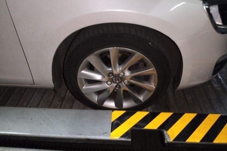 Used Volvo S60 2016 S60L T4 Zhiyuan Edition Right Front Wheel Hub