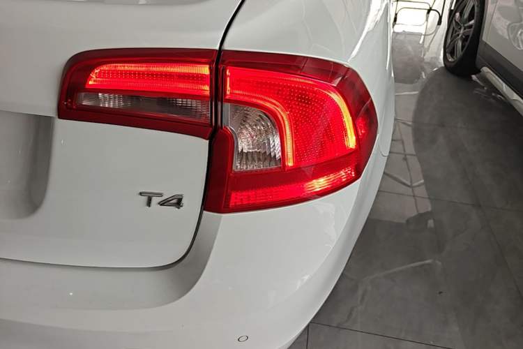 Used Volvo S60 2016 S60L T4 Zhiyuan Edition Right Rear Taillight