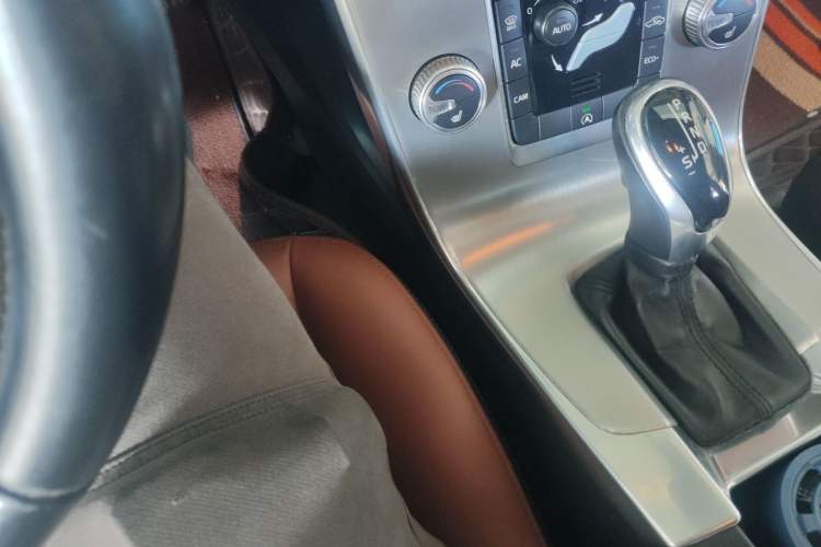 Used Volvo S60 2016 S60L T4 Zhiyuan Edition Gear Lever