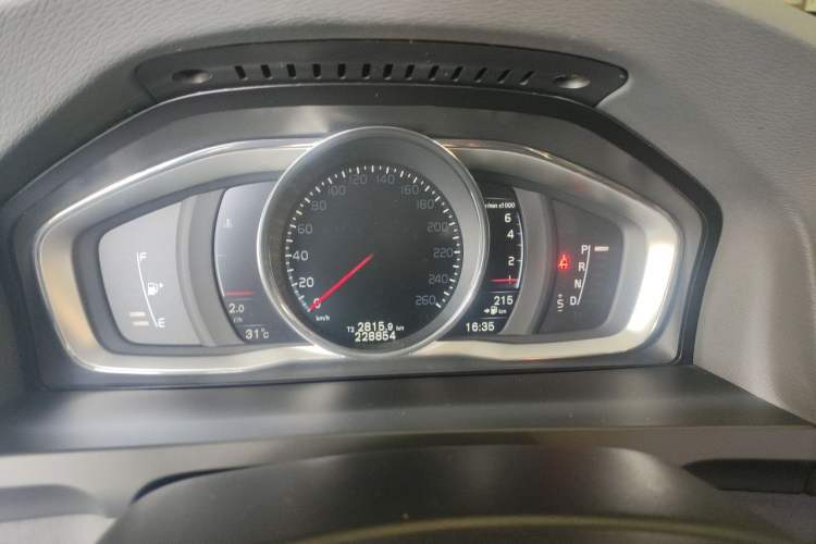 Used Volvo S60 2016 S60L T4 Zhiyuan Edition Odometer Close Up