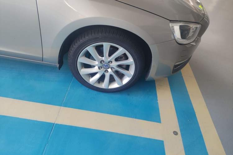 Used Volvo S60 2016 S60L T4 Zhiyuan Edition Right Front Wheel Hub