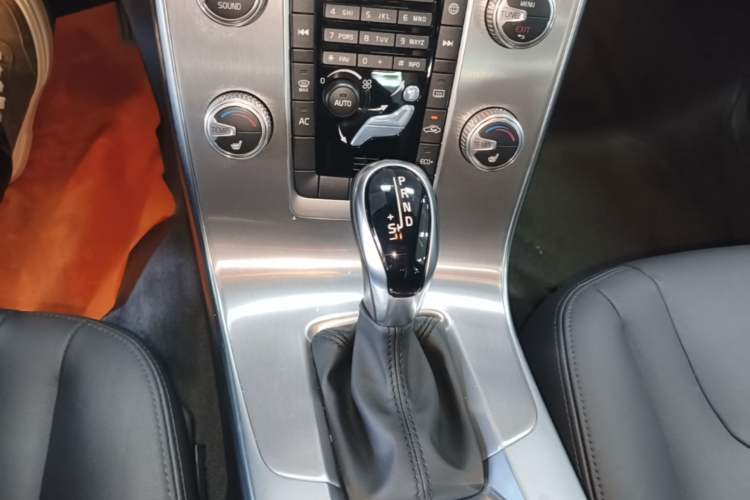 Used Volvo S60 2017 S60L T4 Smart Range Edition Gear Lever