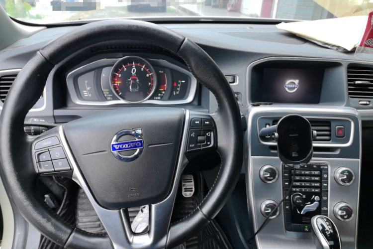 Used Volvo S60 2017 S60L T4 Smart Range Edition Center Console