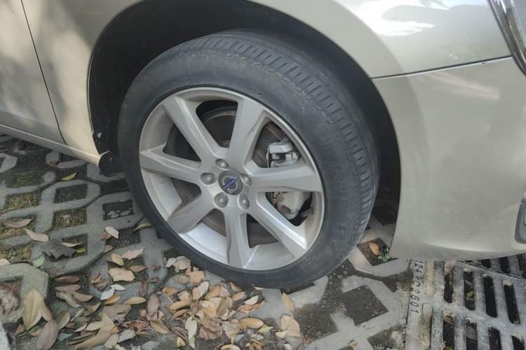 Used Volvo S60 2017 S60L T5 Intelligent Drive Edition Right Front Wheel Hub