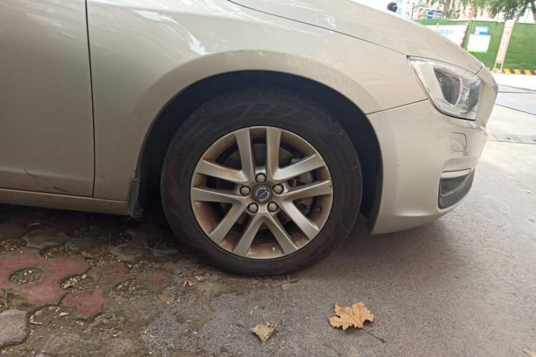 Used Volvo S60 2017 S60L T3 Smart Drive Edition Right Front Wheel Hub