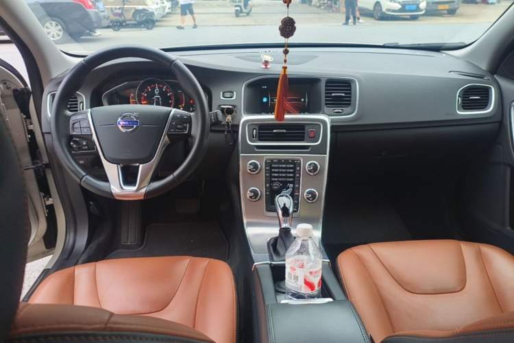 Used Volvo S60 2017 S60L T4 Smart Range Edition Center Console