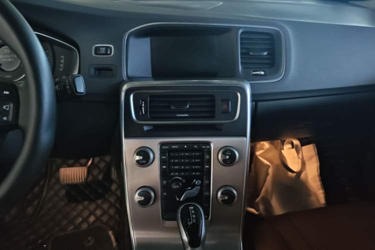 Used Volvo S60 2017 S60L T3 Smart Upgrade Edition Audio And AC Panel