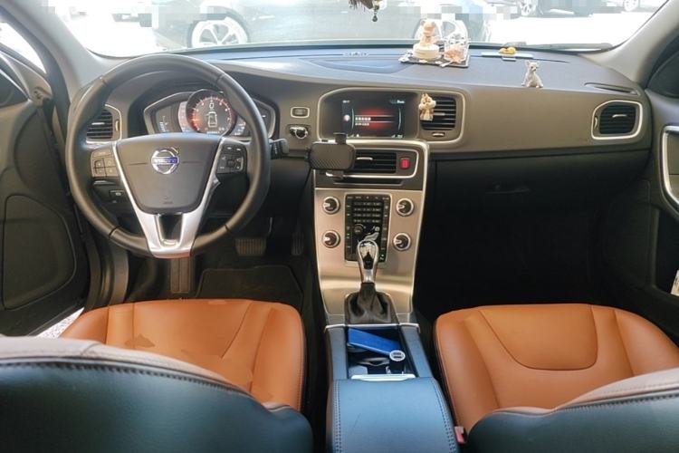 Used Volvo S60 2017 S60L T4 Smart Range Edition Center Console