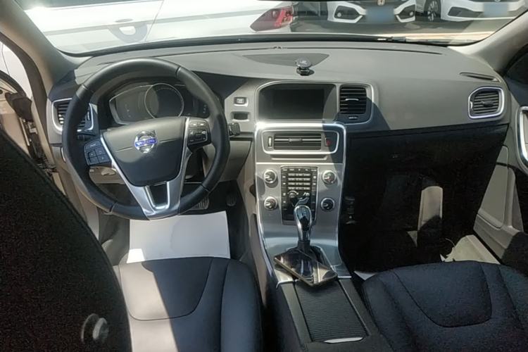 Used Volvo S60 2017 S60L T4 Smart Range Edition Center Console