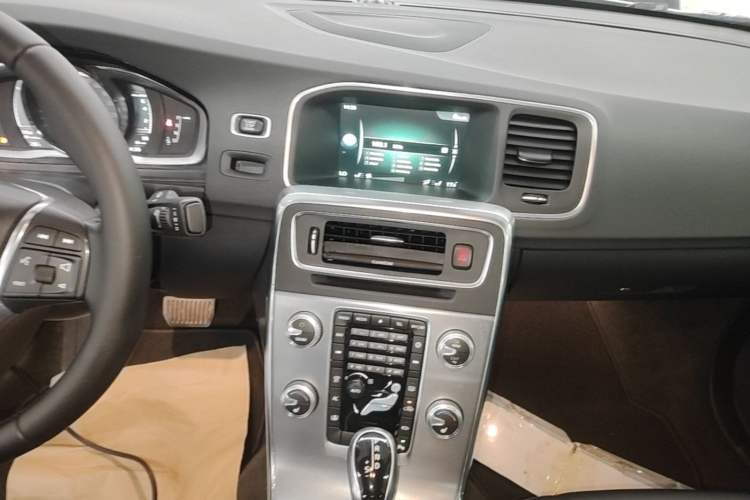 Used Volvo S60 2017 S60L T5 Intelligent Drive Edition Audio And AC Panel