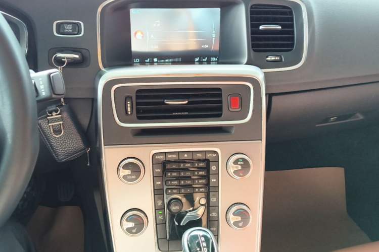 Used Volvo S60 2017 S60L T4 Smart Range Edition Audio And AC Panel