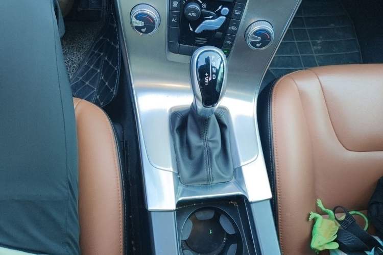 Used Volvo S60 2017 S60L T4 Smart Range Edition Gear Lever