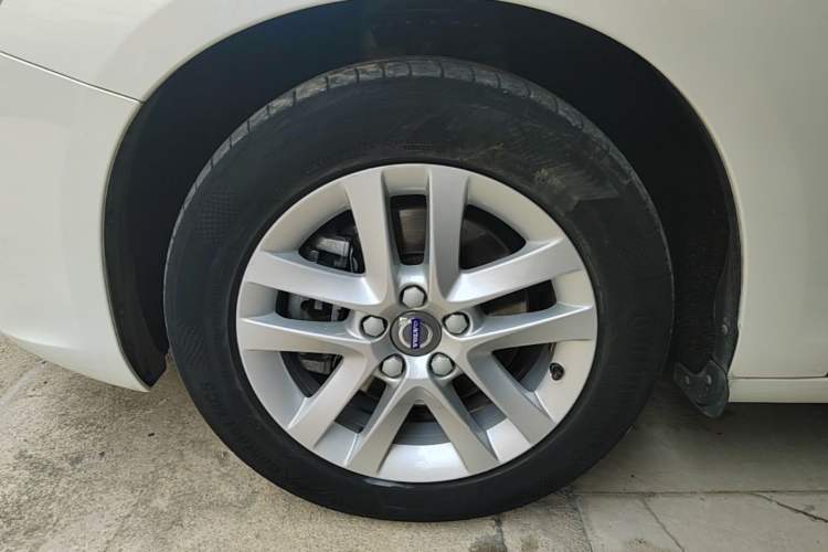 Used Volvo S60 2017 S60L T3 Smart Drive Edition Left Front Wheel Hub