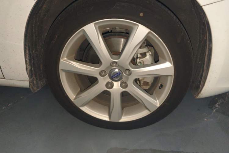 Used Volvo S60 2017 S60L T5 Intelligent Drive Edition Right Front Wheel Hub