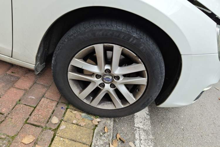 Used Volvo S60 2017 S60L T3 Smart Drive Edition Right Front Wheel Hub
