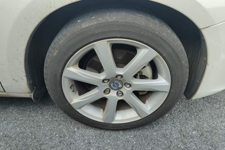Used Volvo S60 2017 S60L T5 Intelligent Drive Edition Right Front Wheel Hub