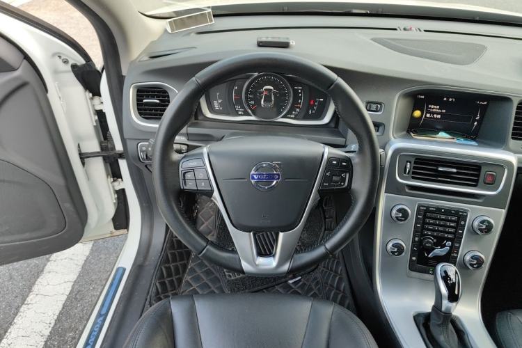 Used Volvo S60 2017 S60L T5 Intelligent Drive Edition Steering Wheel