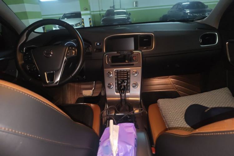 Used Volvo S60 2018 S60L T4 Smart & Ambitious Edition Center Console