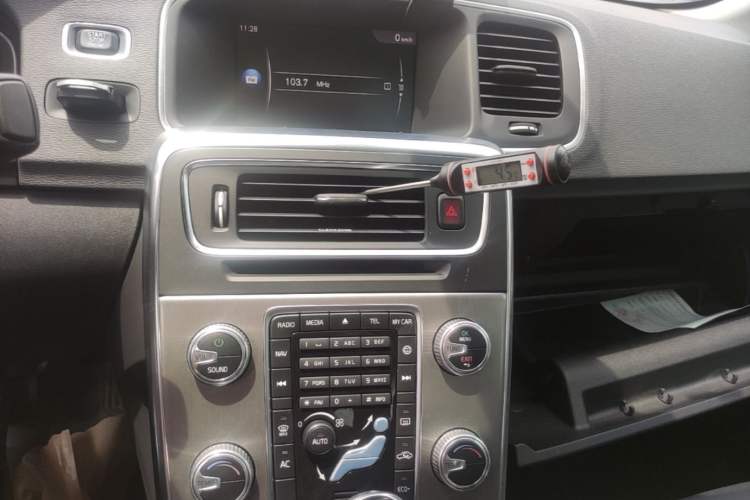 Used Volvo S60 2018 S60L T3 Smart Progress Edition Audio And AC Panel