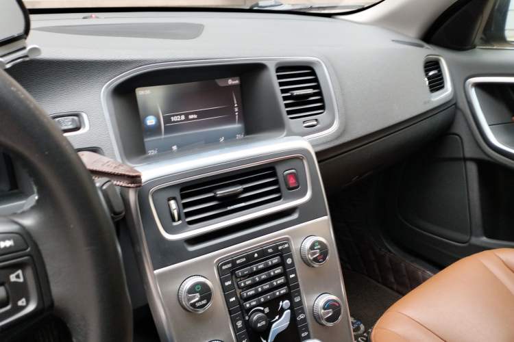 Used Volvo S60 2018 S60L T3 Smart Progress Edition Audio And AC Panel