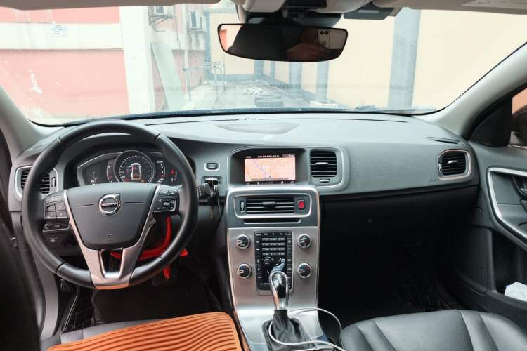 Used Volvo S60 2018 S60L T4 Smart & Ambitious Edition Center Console