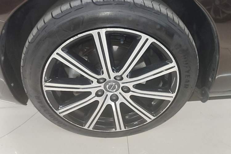 Used Volvo S60 2018 S60L T5 Intelligent Drive Progressive Edition Exterior 4