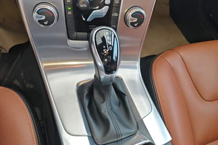 Used Volvo S60 2018 S60L T4 Zhiyuan Edition Gear Lever