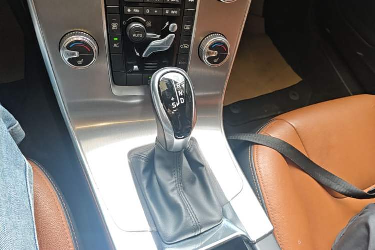 Used Volvo S60 2018 S60L T4 Zhiyuan Edition Gear Lever
