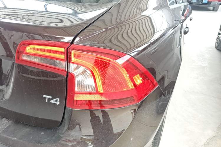 Used Volvo S60 2018 S60L T4 Zhiyuan Edition Right Rear Taillight