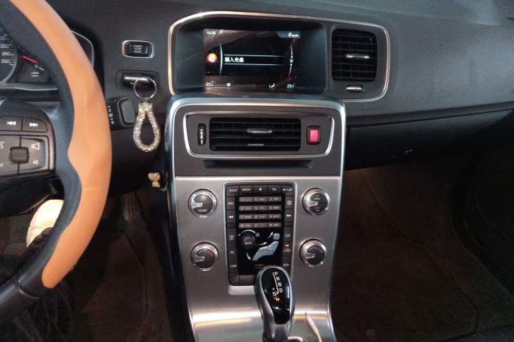 Used Volvo S60 2018 S60L T3 Smart Progress Edition Audio And AC Panel