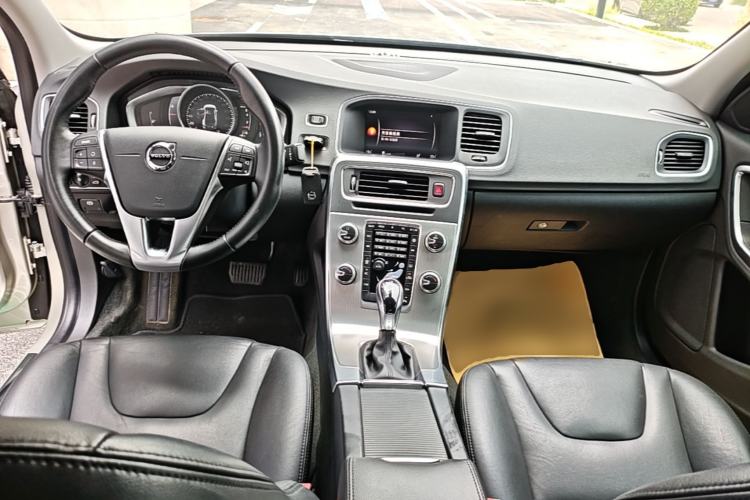 Used Volvo S60 2018 S60L T4 Smart & Ambitious Edition Center Console