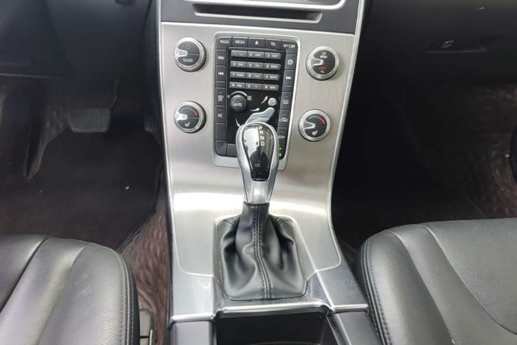 Used Volvo S60 2018 S60L T4 Zhiyuan Edition Gear Lever