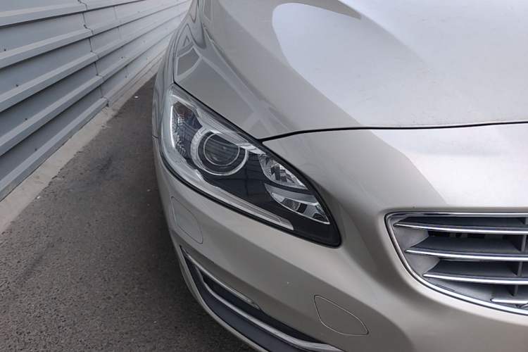 Used Volvo S60 2018 S60L T4 Zhiyuan Edition Right Front Headlight