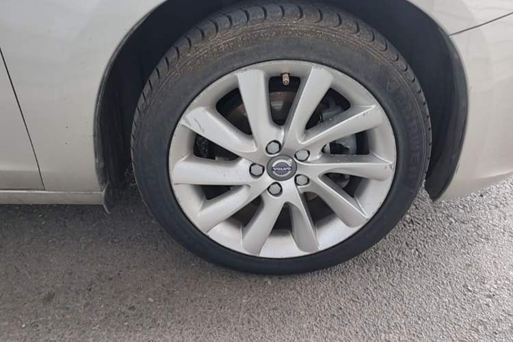 Used Volvo S60 2018 S60L T4 Zhiyuan Edition Right Front Wheel Hub
